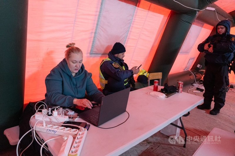 烏克蘭能源設施在寒冬下遭俄軍攻擊，全國多地電力供應吃緊。在政府設立的臨時「不屈據點」，有居民在充電工作，同時據點亦向居民提供茶水等。中央社記者陳彥婷基輔攝　115年1月17日