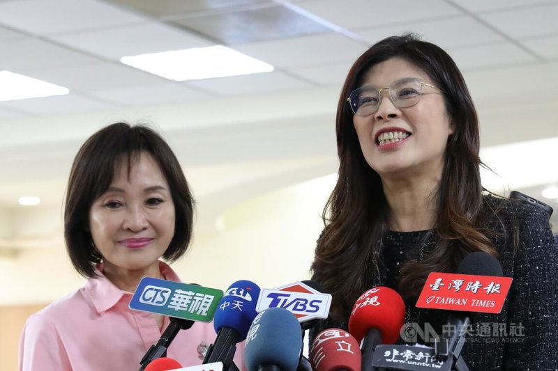 國民黨主席鄭麗文（右）與黨籍高雄市長參選人柯志恩（左），17日下午在高雄市黨部出席「高雄黨員Reset拓點」活動，會前受訪時提及地方選舉及兩岸交流相關議題。中央社記者張已亷攝　115年1月17日