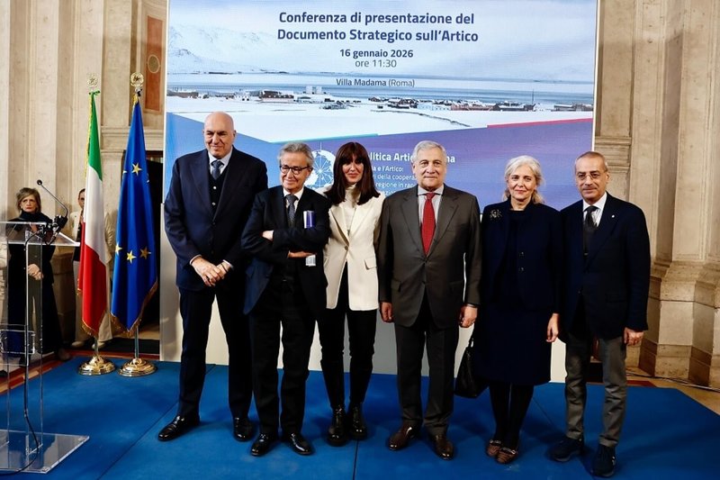 義大利國防部長克羅塞托（左1）、外交部長塔加尼（右3）等官員16日舉行記者會，公布義大利新版的北極戰略政策。（義大利外交部提供）中央社記者黃雅詩羅馬傳真115年1月17日