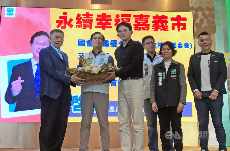 民眾黨嘉義市長參選人立委張啓楷（左2）17日在嘉義舉行參選記者會，民眾黨主席黃國昌（左3）、前黨主席柯文哲（前左）皆到場支持。中央社記者黃國芳攝　115年1月17日