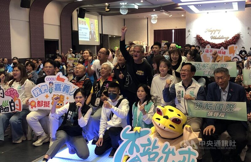 民眾黨立委張啓楷（前右2）17日舉行記者會正式宣布參選嘉義市長，民眾黨主席黃國昌（前左2）、前黨主席柯文哲（前右）等人都現身推薦，眾人開心與支持者合影。中央社記者黃國芳攝　115年1月17日