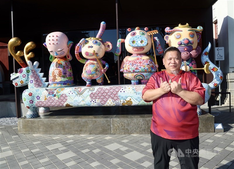 藝術家洪易（圖）在南海學園推出戶外雕塑展「鏡花蟲洞宴」，呈現多件色彩鮮明、造型趣味的雕塑作品，15日舉辦展覽開幕式，洪易親自到場導覽，分享創作理念與策展精神。 中央社記者張皓安攝 115年1月15日