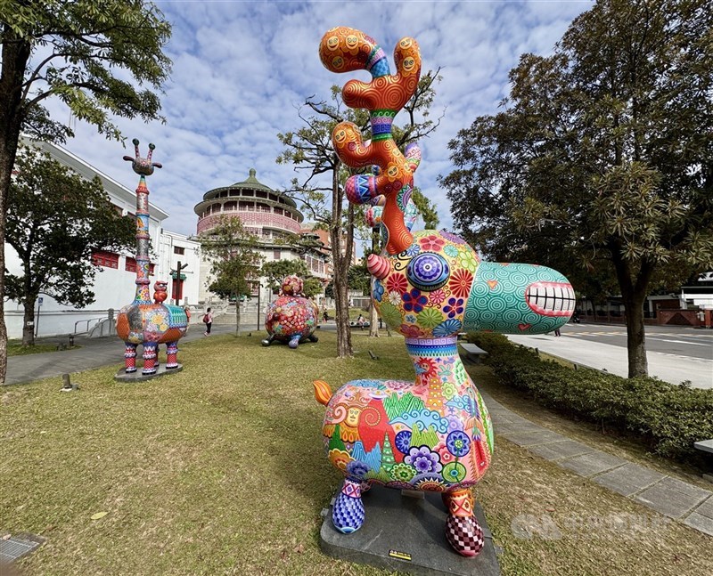 「鏡花蟲洞宴–洪易戶外雕塑展」開幕式15日在國立歷史博物館戶外廣場舉行，展覽場域橫跨南海學園多處戶外空間，串聯國立歷史博物館、國立台灣藝術教育館及工藝中心台北當代工藝設計分館。 中央社記者張皓安攝 115年1月15日