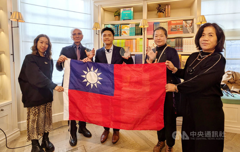 台灣再度於英國茶學院（UKTA）主辦的國際茶品競賽The Leafies創佳績，獲金獎肯定的桃園「益壽茶園」園主林雨暘（左2）、苗栗「坪林五二」創辦人袁珮蓓（右2），以及拿下「至尊大獎」的FormoCha負責人張家齊（左3）16日在頒獎典禮場邊合影。中央社記者陳韻聿倫敦攝　115年1月17日