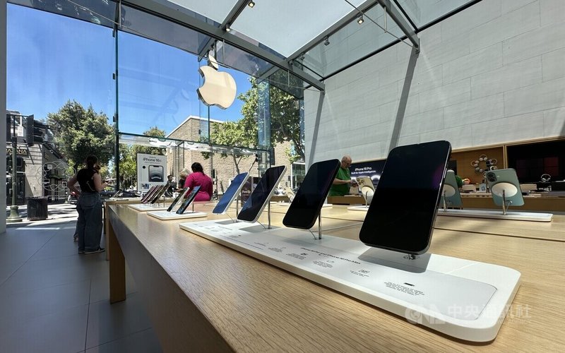 美國IC設計業者表示，台廠是否投入美國產能，關鍵仍在輝達、蘋果等指標企業的需求。圖為加州的Apple Store。中央社記者張欣瑜舊金山攝　115年1月17日