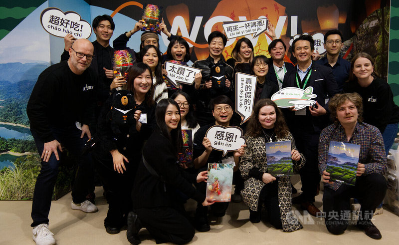 駐芬蘭代表林昶佐出席北歐Matka Travel Fair旅展，與台灣館人員合照。中央社記者巫祈麟赫爾辛基攝 115年1月17日