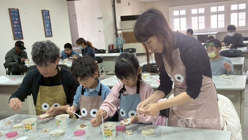 澎湖區漁會17日起一連2天辦理「包魚水餃」的活動，活動報名費用，將全數捐給澎湖2所高中職低收入戶學子作為赴台面試的交通費用。中央社   115年1月17日