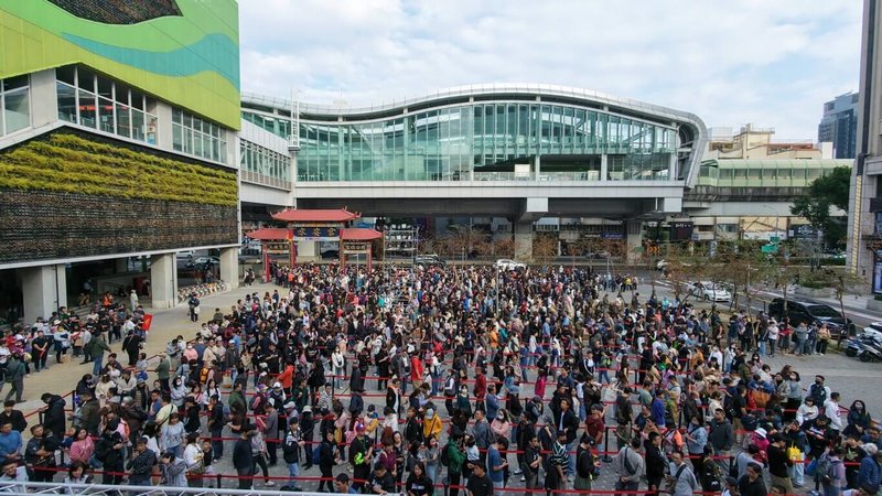 中華職棒會長、民進黨立委蔡其昌（右）繼2025年的「台灣尚勇」春聯後，2026年再推出新版「Team Taiwan尚勇」春聯，17日在台中水安宮前發送，吸引大批民眾排隊索取。（蔡其昌辦公室提供）中央社記者蘇木春傳真　115年1月17日