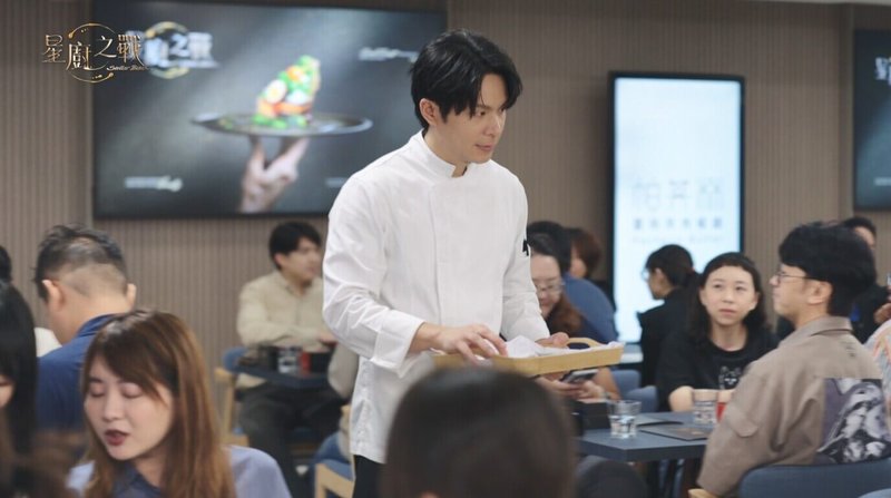 藝人姚淳耀（中）參與台灣料理組隊競賽實境節目「星廚之戰」，透露因為參加節目下廚技能提升，「我太太覺得我做菜變好吃了！」（華視提供）中央社記者洪素津傳真　115年1月17日