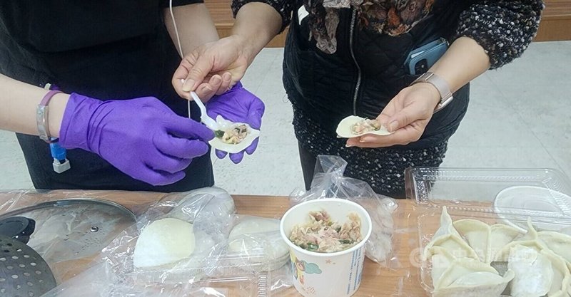 澎湖區漁會17日起一連2天辦理「包魚水餃」的活動，參加的近200名民眾除可品味到石斑魚的海鮮水餃外，每人400元的報名費，將全數捐給澎湖2所高中職低收入戶學子作為赴台面試的交通費用。中央社   115年1月17日