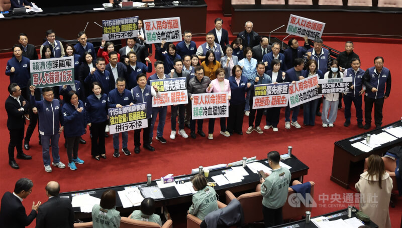 藍白16日在立法院會提出115年總預算案新興計畫動支案，促請立法院同意動支38項新興計畫預算。圖為國民黨團在議場內呼口號、高舉看板表達立場。中央社記者張新偉攝　115年1月16日