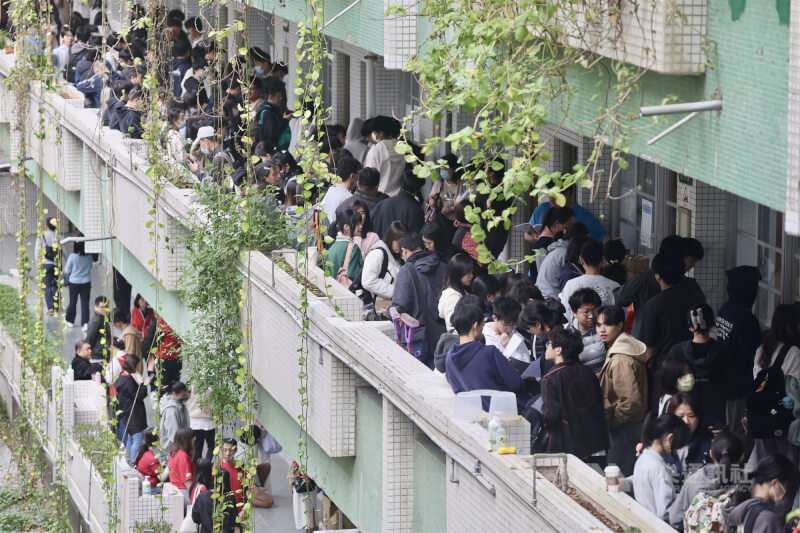 115學年學科能力測驗17日登場，第1天考科為數學A、自然，圖為台北市內湖高中考場，考生與家長擠滿考場外走廊。中央社記者王飛華攝　115年1月17日