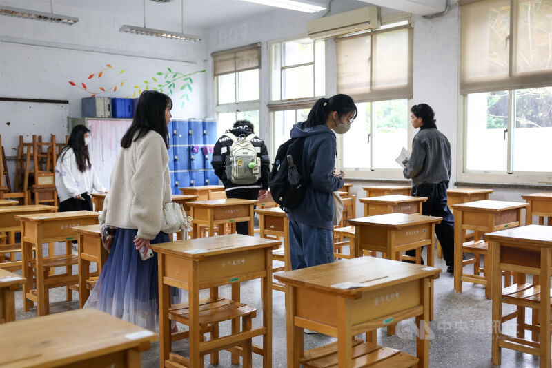 115學年度學科能力測驗將於17日到19日登場，16日下午2時到4時開放查看試場，國立台灣師大附中考場有不少學生到教室內確認座位。（中央社檔案照片）