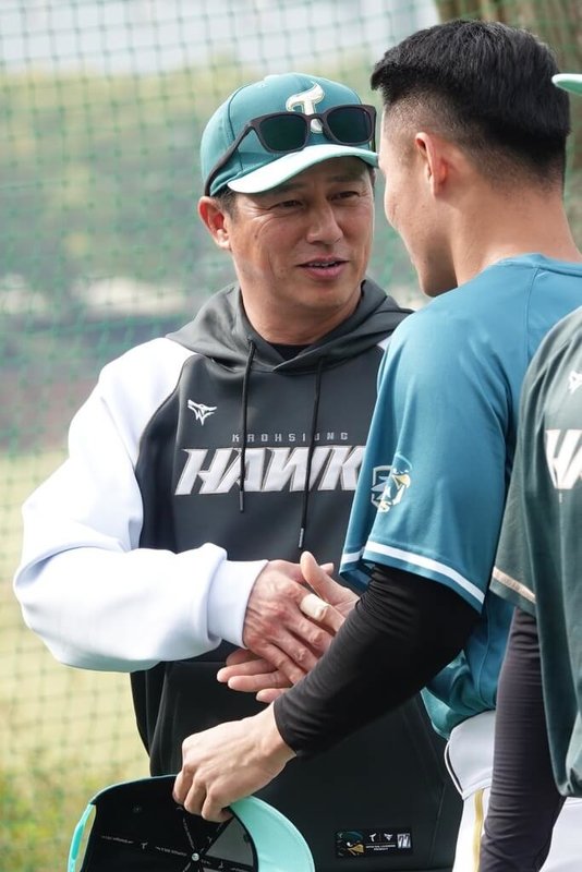 中華職棒台鋼雄鷹隊聘請前日本職棒東北樂天金鷲隊總教練平石洋介（左）擔任客座教練，17日加入春訓指導，與球員互動。（台鋼雄鷹隊提供）中央社記者蘇志畬傳真　115年1月17日