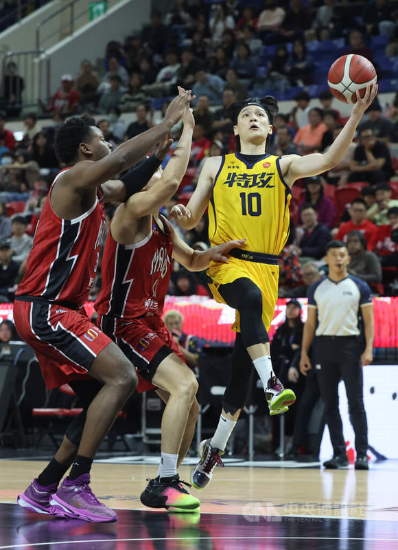 台灣職籃大聯盟（TPBL）例行賽17日在台北和平籃球館由台北台新戰神與新北中信特攻交手，特攻陣中謝亞軒（黃衣）全場貢獻23分，助隊以95比79搶勝。中央社記者趙世勳攝　115年1月17日