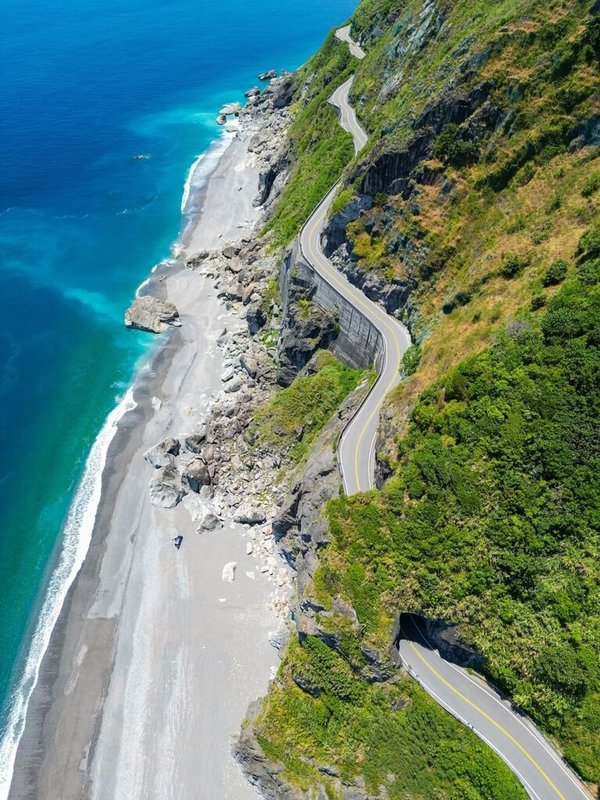 舊蘇花公路和仁至大清水路段（台9丁64K至69K）沿邊坡緊臨太平洋，景色優美，但在強震後崩塌，交通多次阻斷，行政院日前正式公告廢線，這段「蘇花最美路段」將走入歷史。（公路邦協會常務理事邱正智提供）中央社記者張祈傳真　115年1月17日