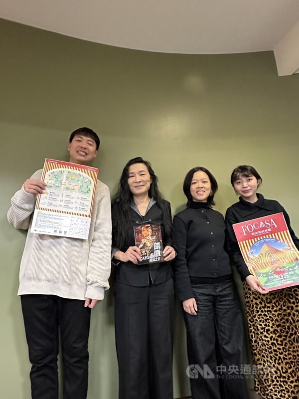 FOCASA馬戲團創辦人暨團長林智偉（左起）、當代傳奇劇場國際交流總監雷碧琦、獨立製作人羅尹如與FOCASA馬戲團國際事務專員張易出席在紐約台北文化中心記者會，說明國際表演藝術協會年會交流經驗。中央社記者廖漢原紐約攝　115年1月17日