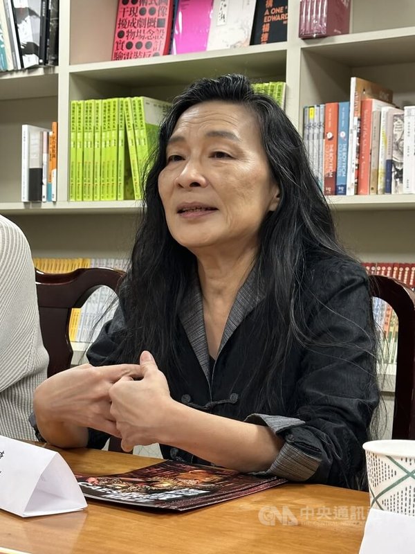 當代傳奇劇場國際交流總監雷碧琦出席國際表演藝術協會年會，在記者會中說明示範演出反應。中央社記者廖漢原紐約攝　115年1月17日