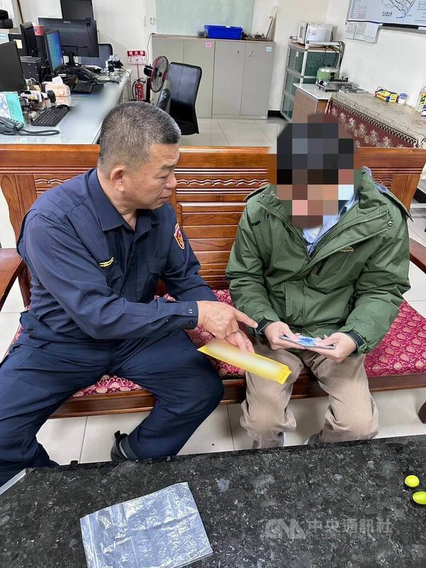 吳姓男子（右）日前到台中市烏日林新醫院就診，在院內大廳遺落新台幣2萬元現金，經院內人員發現送到警察局，警方調閱監視器查出失主，成功通知領回。（翻攝照片）中央社記者蘇木春傳真　115年1月17日