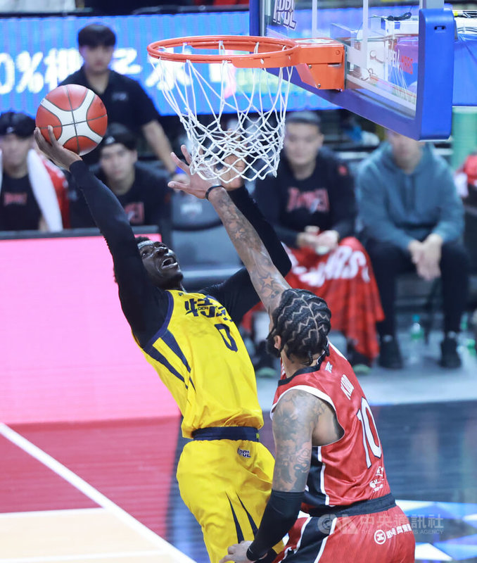 台灣職業籃球大聯盟（TPBL）新北中信特攻隊17日例行賽於客場交手台北台新戰神隊，特攻好手阿巴西（黃衣）整場拿下15分，助隊終場以95比79搶下勝利。中央社記者趙世勳攝　115年1月17日
