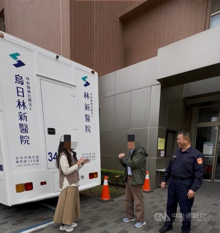 吳姓男子（中）日前到台中市烏日林新醫院就診，在院內大廳遺落新台幣2萬元現金，經院內吳姓人員（左）發現送到警察局，警方查出失主、通知領回，吳姓男子還回醫院致謝。（翻攝照片）中央社記者蘇木春傳真　115年1月17日