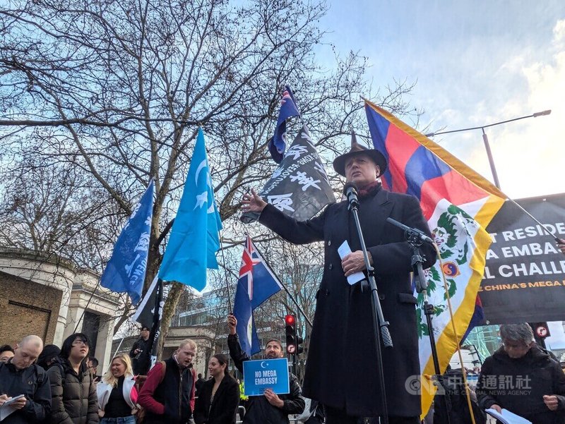 中國在倫敦的巨型新使館預定地17日聚集約千人抗議，英國前保守黨黨魁、現任國會議員史密斯再度發聲，呼籲力抗中共強勢作為和安全威脅。中央社記者陳韻聿倫敦攝　115年1月18日