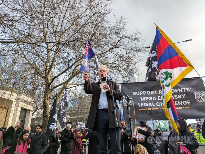 中國在倫敦的巨型新使館預定地17日聚集約千人抗議，首次有英國改革黨國會議員現身發言。圖為英國改革黨議員克魯格，他去年9月以前為保守黨籍。中央社記者陳韻聿倫敦攝　115年1月18日