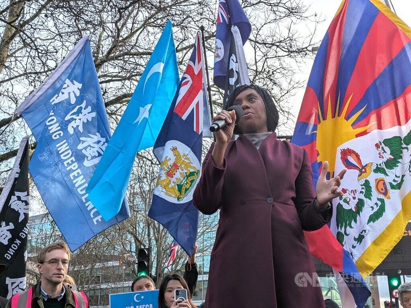 中國在倫敦的巨型新使館預定地17日聚集約千人抗議，英國保守黨黨魁巴登諾克現身表達支持，是歷來出席類似活動的最高階政治人物。中央社記者陳韻聿倫敦攝　115年1月18日