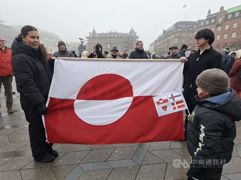 在丹麥的格陵蘭社群17日在哥本哈根等城市同步發起「別碰格陵蘭」（Hands off Greenland）遊行。中央社記者辜泳秝哥本哈根攝　115年1月17日