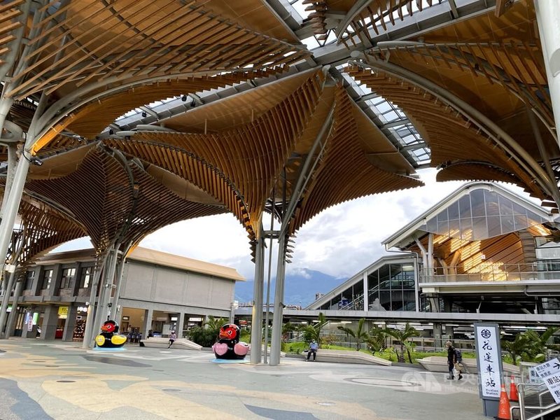 農曆春節將近，為讓旅外遊子安心返鄉、與家人團圓，花蓮縣政府推出「115年春節返鄉專車」共4列次，全程對號座，自1月21日中午12時至下午4時止網路訂票。圖為花蓮火車站。中央社記者李先鳳攝　115年1月18日