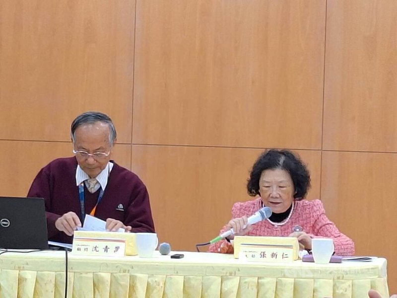 學測18日第1節考英文，大考中心主任張新仁（右）於英文科考完後說明試務狀況。中央社記者許秩維攝　115年1月18日