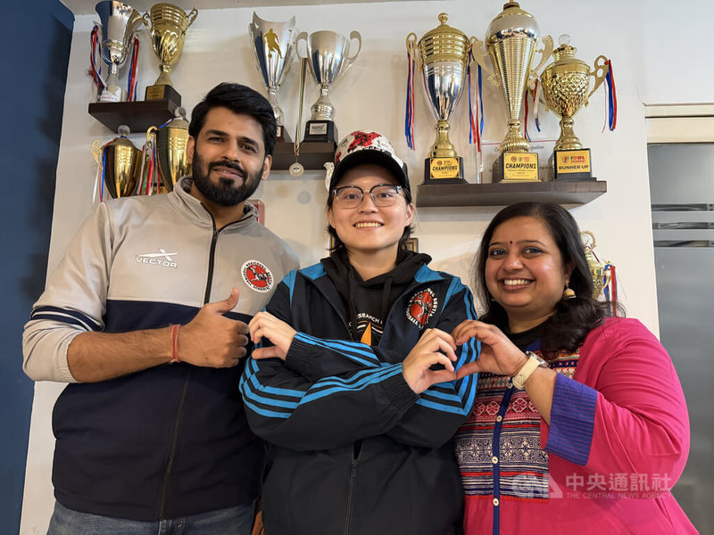 教育部「青年百億海外圓夢基金計畫」去年啟動，熱愛體育賽事的翁彤（中）經積極爭取，前往印度最大足球學院BBFS實習近6個月，期間訪談球員了解印度足球文化、產業運作，也對體育的價值有更深的體悟。中央社記者李晉緯新德里攝 115年1月18日