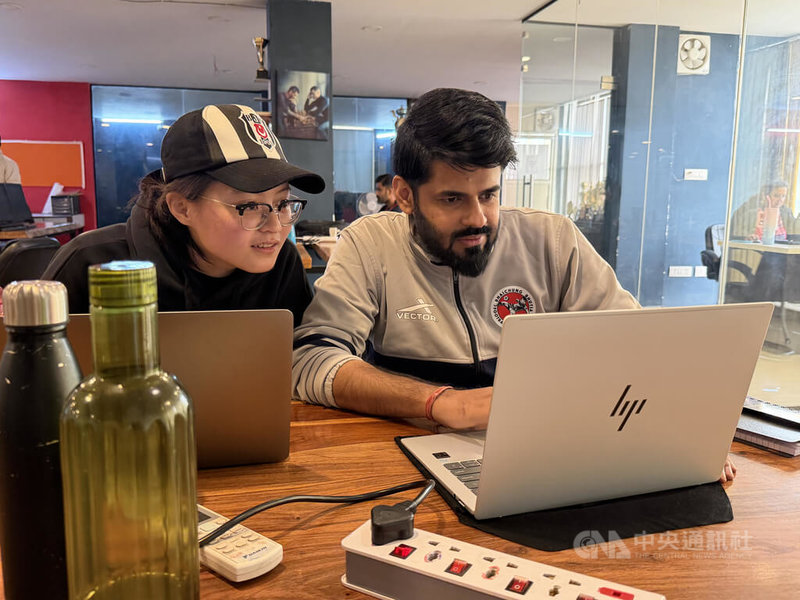 教育部「青年百億海外圓夢基金計畫」去年啟動，熱愛體育賽事的翁彤（左）經積極爭取，前往印度最大足球學院BBFS實習近6個月，她很感謝導師雅達夫（右）的指導。中央社記者李晉緯新德里攝 115年1月18日