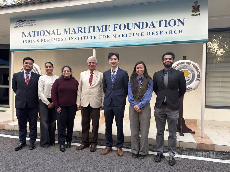 印度智庫「國家海事基金會」與印度海軍有密切合作，讓台灣實習生何偉豪（右3）藉由教育部「青年百億海外圓夢基金計畫」到印度參與研究，並期盼他能推動台印交流。中央社記者李晉緯新德里攝 115年1月18日