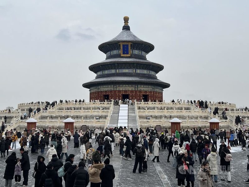17日晚間北京市區下雪，圖為18日一早湧入北京天壇的遊客們。中央社記者呂佳蓉北京攝 115年1月18日