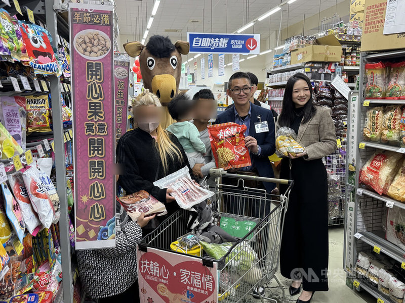 雲林縣虎尾東區扶輪社連續12年舉辦「迎春送暖快樂購」活動，18日陪伴雲林家扶中心30戶親子到家樂福採購，每戶3000元購物金，讓家庭感受社會的支持與祝福，為新的一年注入希望與力量。中央社記者姜宜菁攝  115年1月18日