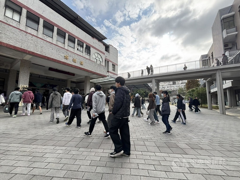 115學年度學科能力測驗邁入第2天，18日下午國語文綜合能力測驗（國綜）考試結束，不少學生走出新竹市立香山高中考場，進入考生休息室。有考生說，部分題目出現跨科整合，如結合化學概念皂化反應。中央社記者郭宣彣攝　115年1月18日