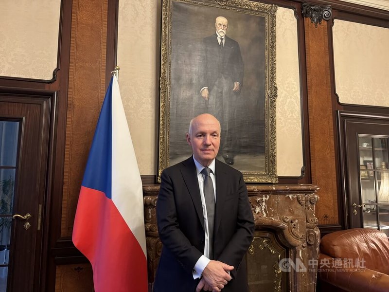 捷克參議院外委會主席費雪（Pavel Fischer）接受中央社專訪時表示，捷克應派兵前往格陵蘭，與北約成員國共同部署，以嚇阻俄中艦艇的潛在威脅。中央社記者劉郁葶布拉格攝　115年1月18日