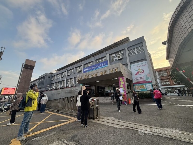 115學年度學科能力測驗18日第3節考國語文寫作能力測驗（國寫），有考生認為，整體難度屬普通，考題貼近日常生活經驗。圖為國寫考試結束後，考生陸續步出考場，家長等候接送。中央社記者郭宣彣攝　115年1月18日