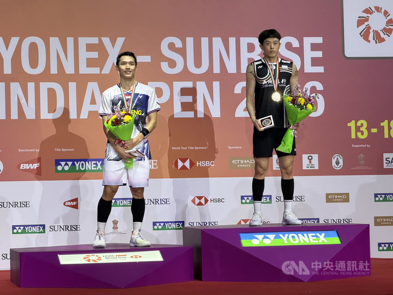 台灣羽球好手林俊易（圖右）在印度公開賽稱王，生涯首次奪下BWF超級750男單冠軍。圖為林俊易在印度公開賽奪冠，並於賽後站上頒獎台接受掌聲。中央社記者李晉緯新德里攝　115年1月18日