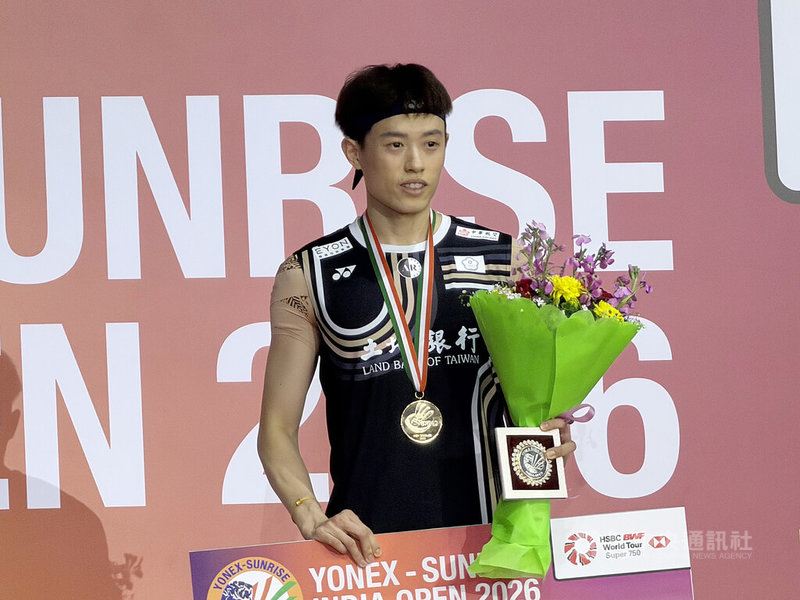 因腿傷一度要放棄參加印度公開賽的台灣羽球好手林俊易（圖），這次在沒有太多壓力、專注在享受比賽的情況下，於男單決賽扳倒印尼名將克里斯蒂，奪下生涯首座BWF超級750冠軍。中央社記者李晉緯新德里攝　115年1月18日