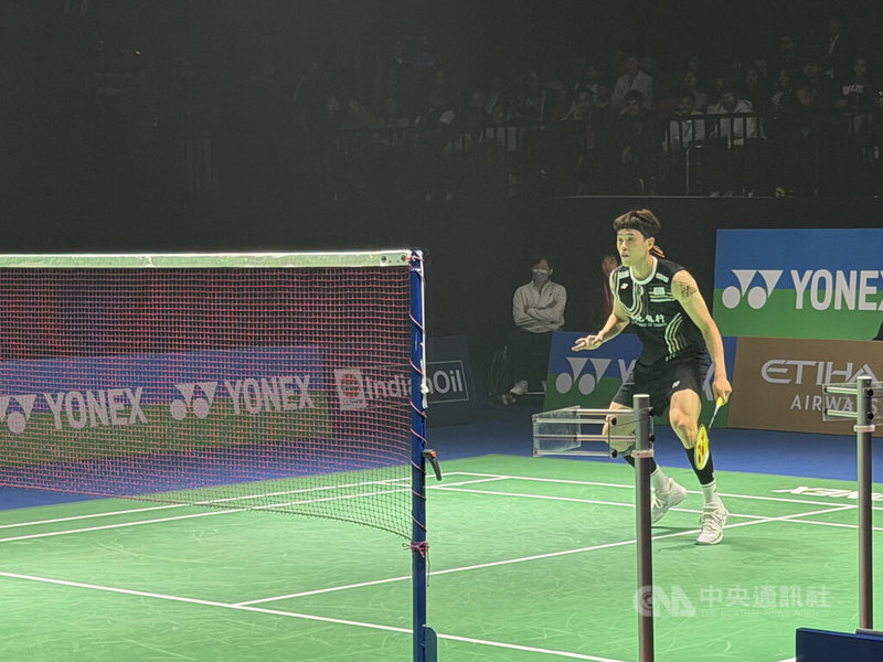 台灣羽球男單好手林俊易（圖）在印度公開賽奪冠，但他只讓自己開心1天，接下來要繼續打拚，盼讓世界排名擠進前10。圖為林俊易於冠軍戰中與對手過招。中央社記者李晉緯新德里攝　115年1月18日