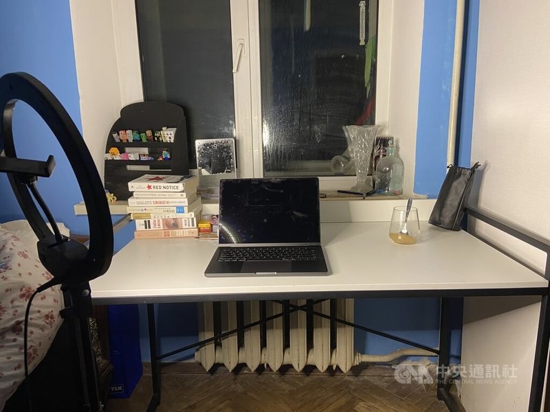 俄羅斯9日對基輔發動大規模空襲，一度造成首都基輔約7成地區停電。記者用行動電源來為照明燈充電工作。中央社記者陳彥婷基輔攝　115年1月18日