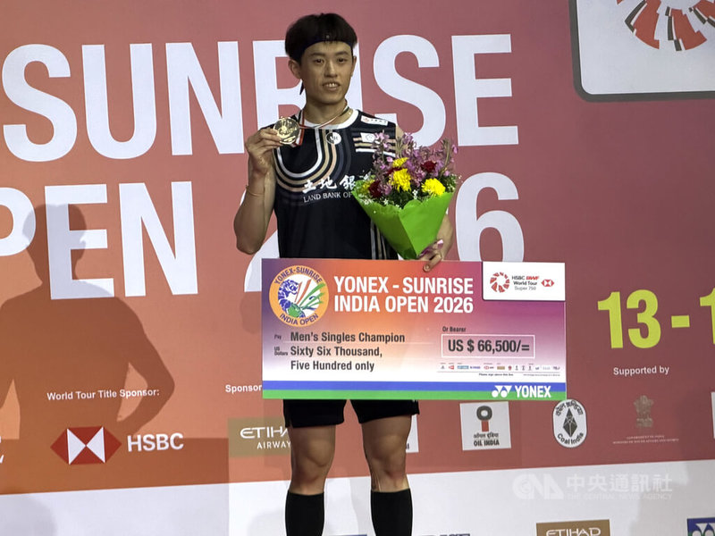 台灣羽球好手林俊易（圖）今天在印度公開賽男單奪冠，他指出，未婚妻每天熬夜看他比賽，非常的辛苦，他要把這座冠軍送給未婚妻當生日禮物。中央社記者李晉緯新德里攝　115年1月18日