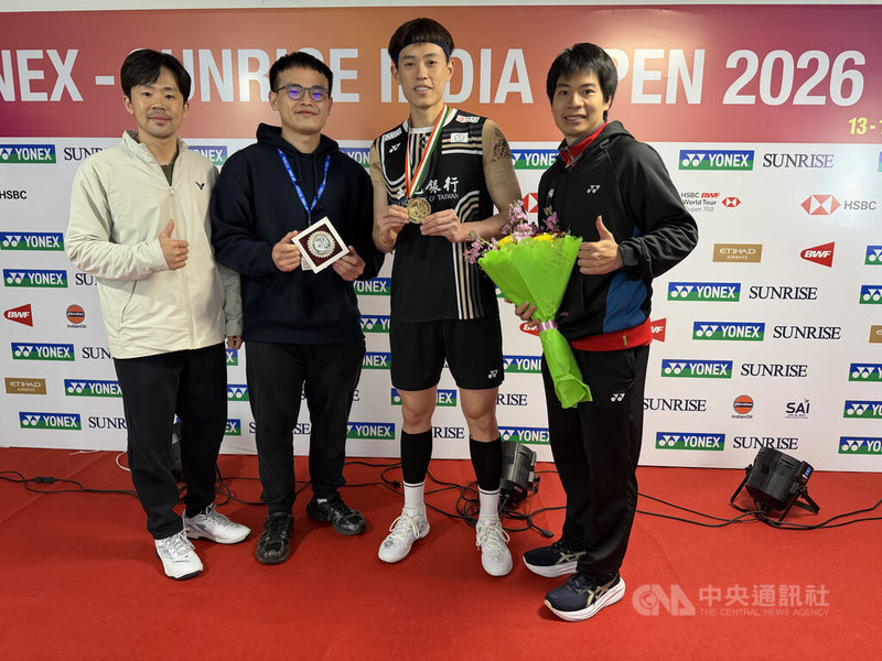 台灣羽球好手林俊易（右2）在團隊密切合作的幫助下，於印度公開賽登頂，成功奪下男單冠軍。中央社記者李晉緯新德里攝　115年1月18日