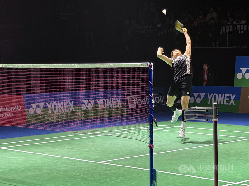 台灣羽球好手林俊易在腿傷趨緩後，才決定踏上征途，最終在印度公開賽奪冠。圖為林俊易拋開腿傷陰霾，在男單冠軍賽中奮力救球。中央社記者李晉緯新德里攝　115年1月18日