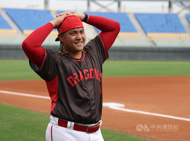 中華職棒味全龍隊吉力吉撈．鞏冠參加球隊開訓典禮，新球季除了原本的捕手工作外，也要守備一壘。中央社記者張新偉攝　115年1月18日