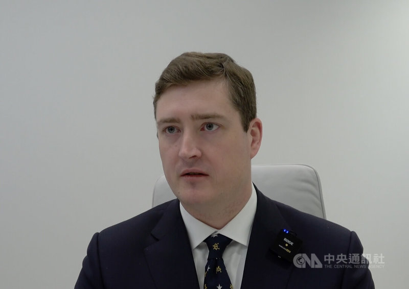 美國總統川普對取得格陵蘭的態度越趨強硬，前白宮國安會幕僚長葛瑞16日受訪表示，美國和格陵蘭未來的關係可考慮像是關島等領地安排，或雙方簽署「自由聯合協定」（COFA）。中央社記者侯姿瑩華盛頓攝 115年1月18日