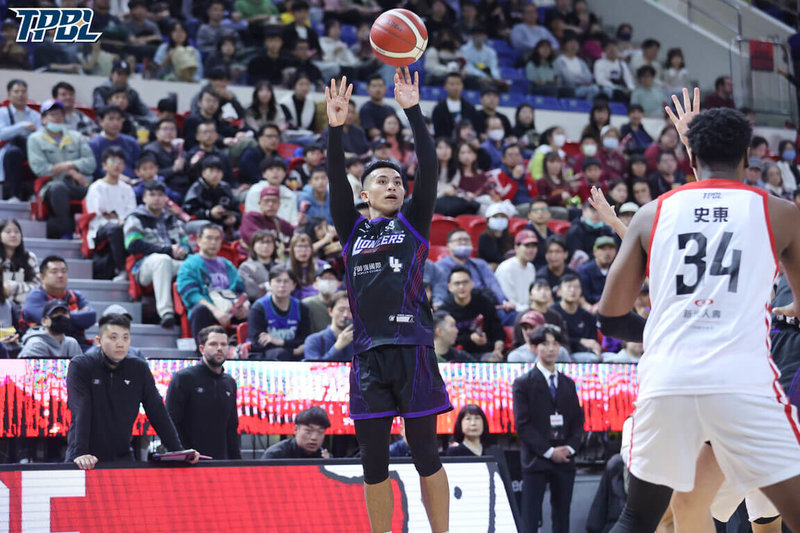 台灣職業籃球大聯盟（TPBL）新竹御嵿攻城獅18日作客台北台新戰神，攻城獅靠著後衛高國豪（中）個人獨攬本季新高的32分帶動下擊敗對手，收下近期5連勝。（TPBL提供）中央社記者黎建忠傳真　115年1月18日