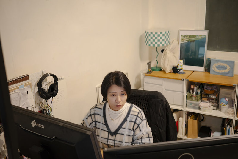 青春生技工作室設計師Rosa Lee（圖）所學專攻設計，丈夫Tseng lee則是學習美術出身，2人對雜誌、書籍設計情有獨鍾，設計作品散見於離島出版、端傳媒、Fountain新活水等。（青春生技工作室提供）中央社記者王寶兒傳真　115年1月18日